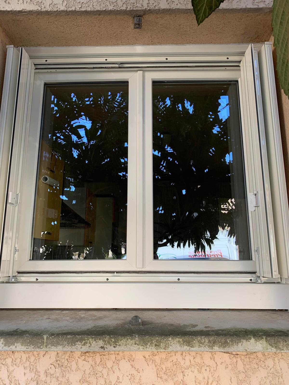 Volet roulant électrique intégré avec télécommande et motorisation silencieuse